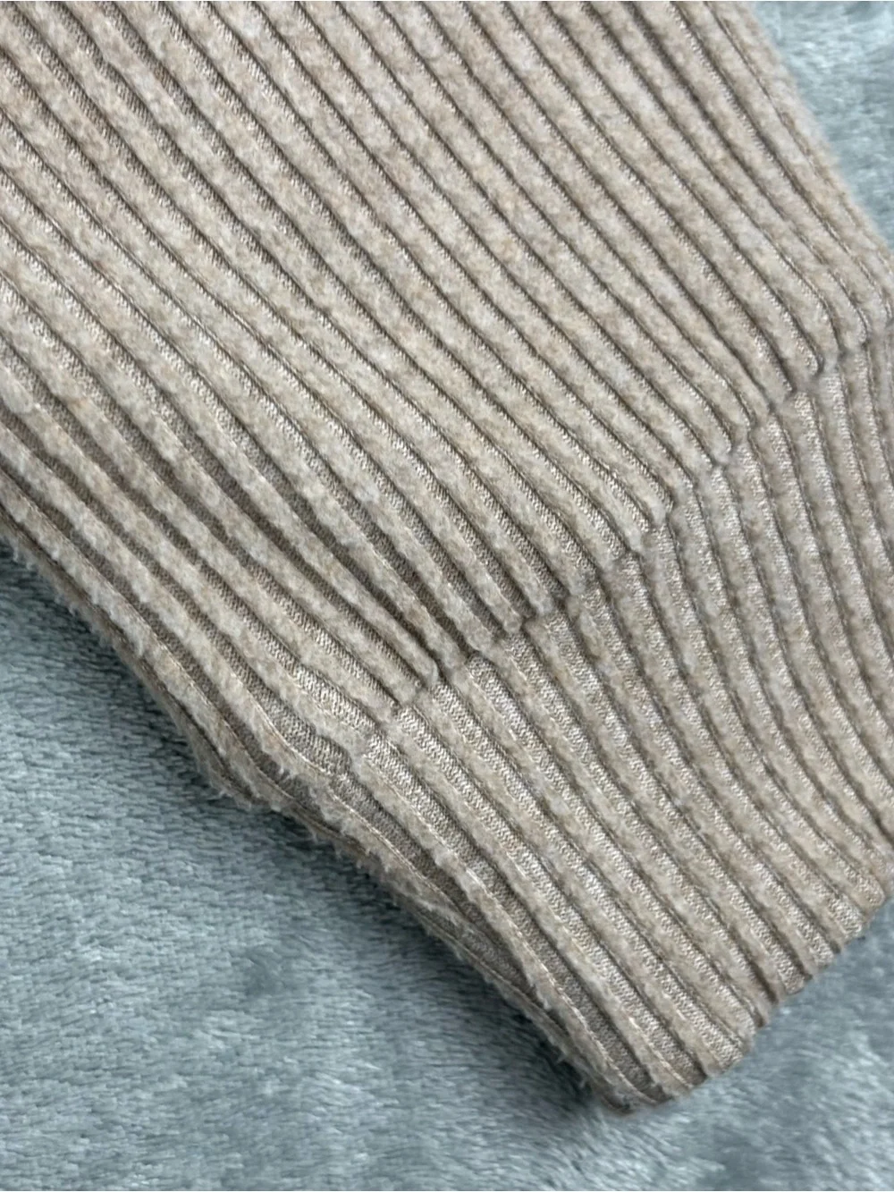 ALO Yoga Top Womens Medium Beige Muse Ribbed Crop V-Neck Pullover Relaxed